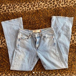 Ligh washed flared levis jeans.